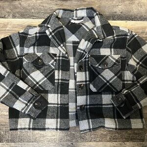 Thick cropped flannel.